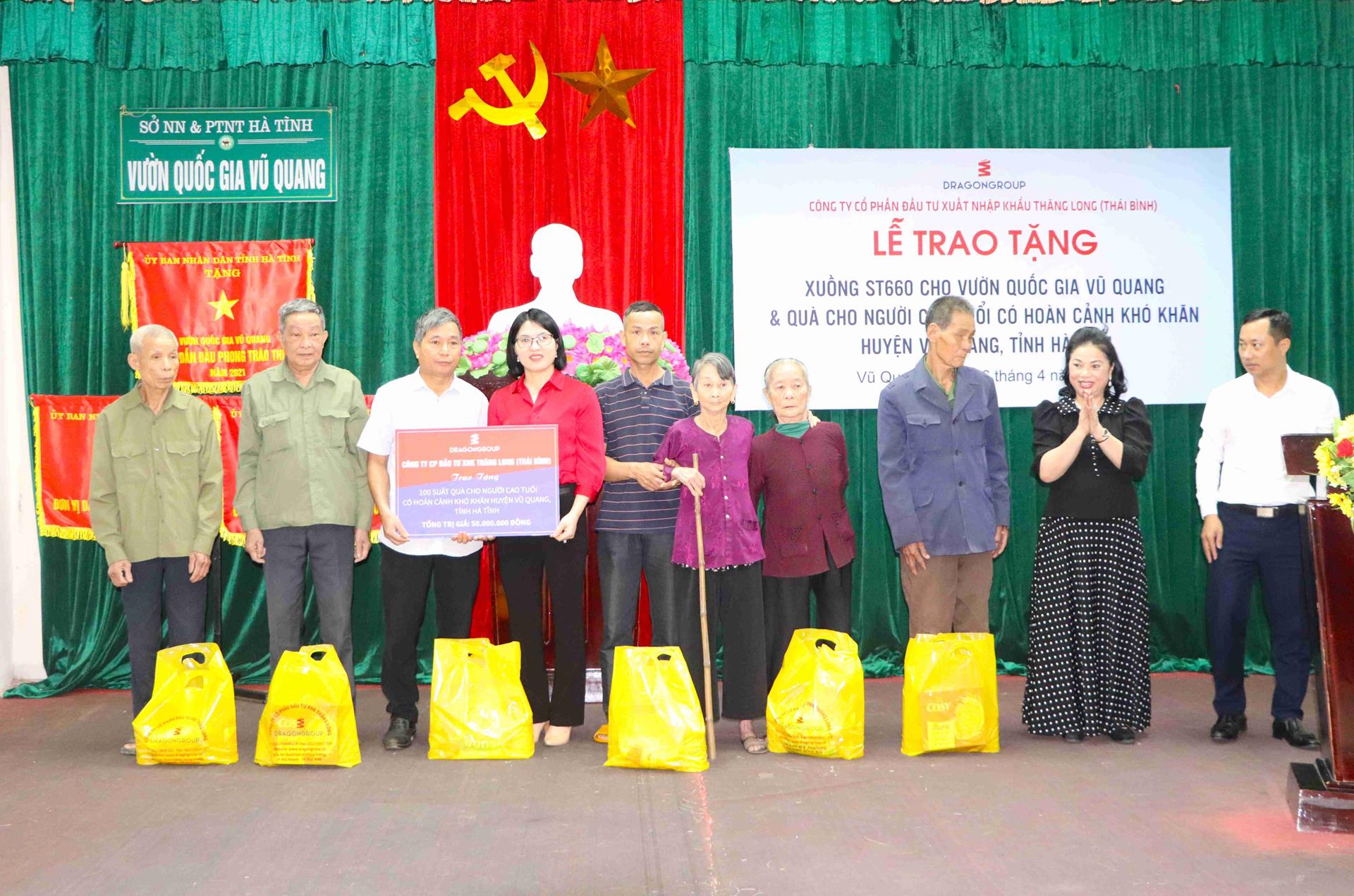 Bà Vũ Thị Thà - Chủ tịch Hội đồng quản trị Công ty Cổ phần Đầu tư Xuất nhập khẩu Thăng Long và các thành viên cùng đi trong đoàn trao tặng qua cho người cao tuổi huyện Vũ Quang.