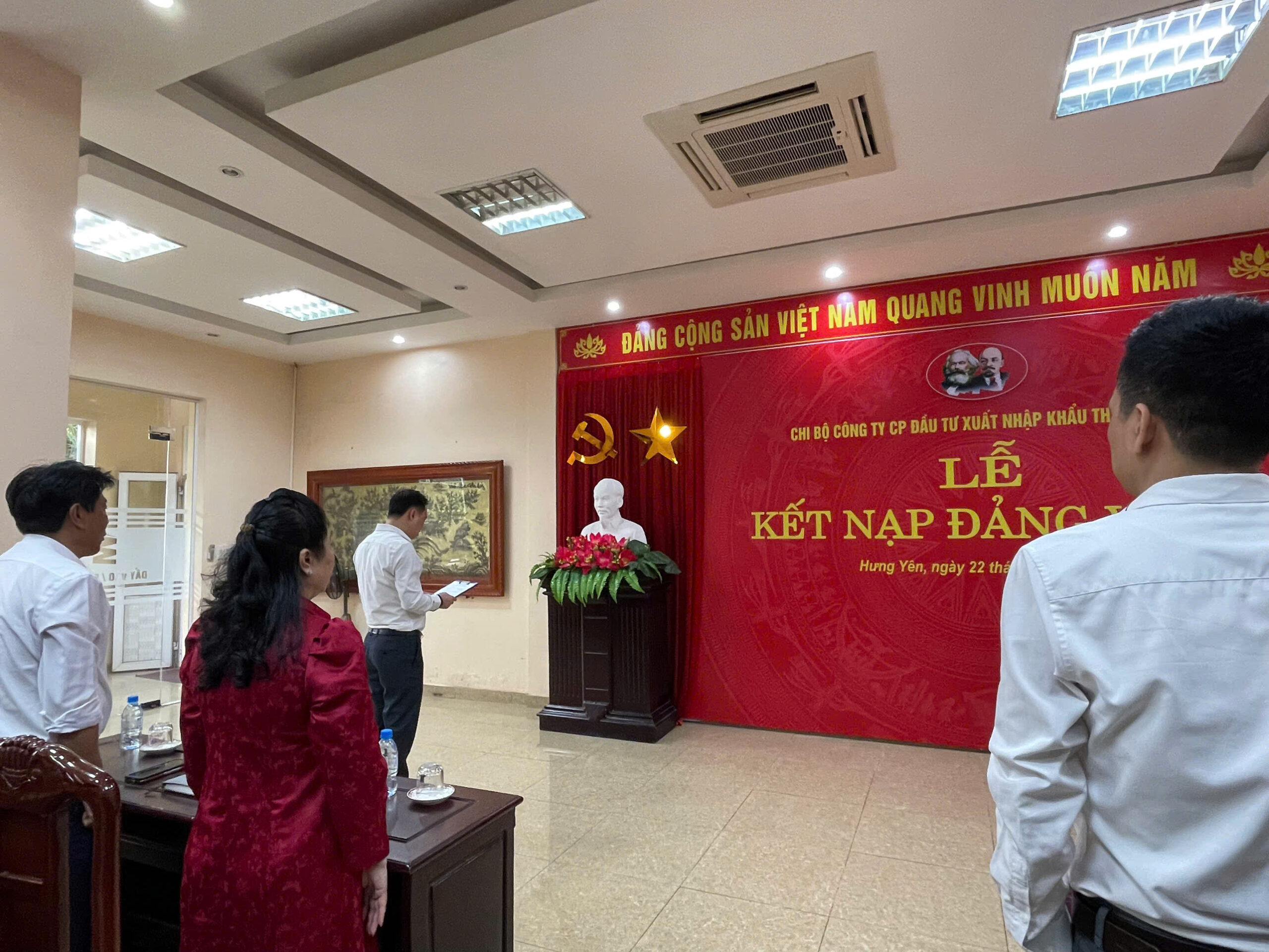 Các đảng viên mới thực hiện nghi thức tuyên thệ trước cờ Đảng, cờ Tổ quốc và chân dung Chủ tịch Hồ Chí Minh, chính thức đứng trong hàng ngũ của Đảng Cộng sản Việt Nam.